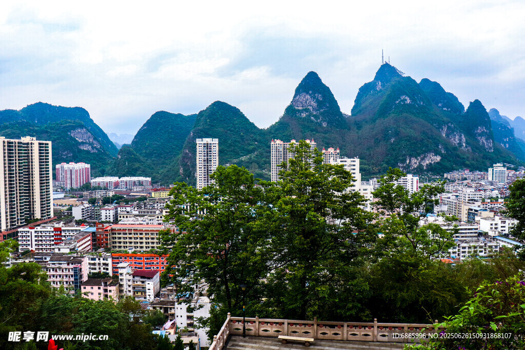 城市与山峦美景