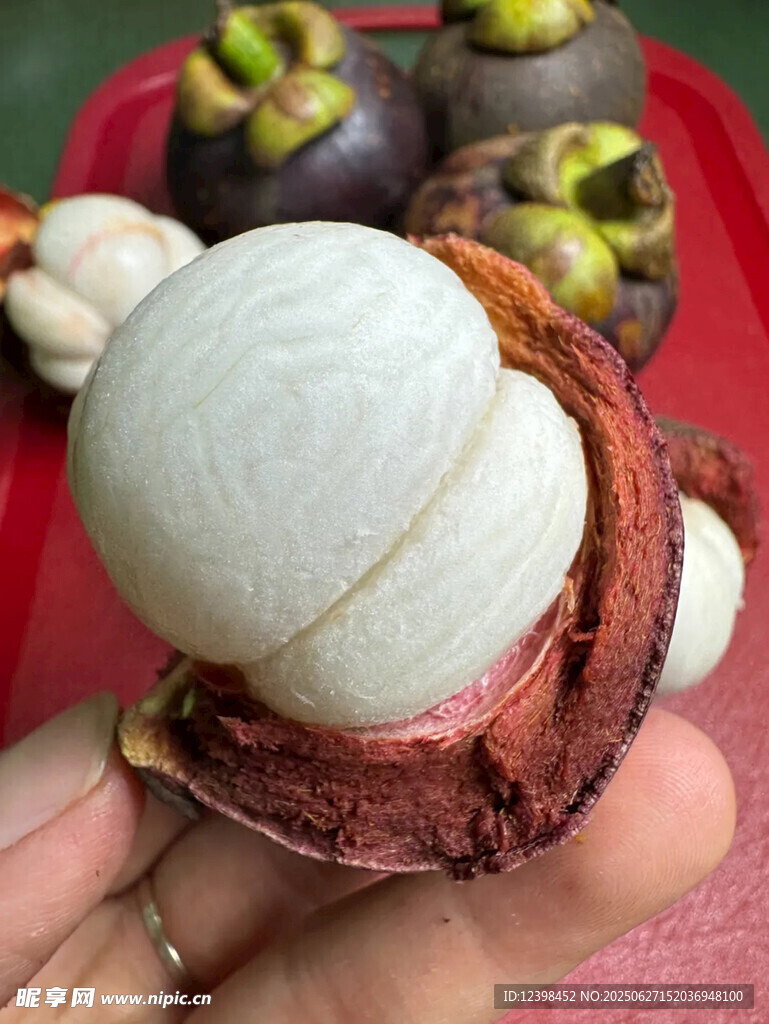 剥开的山竹果肉特写