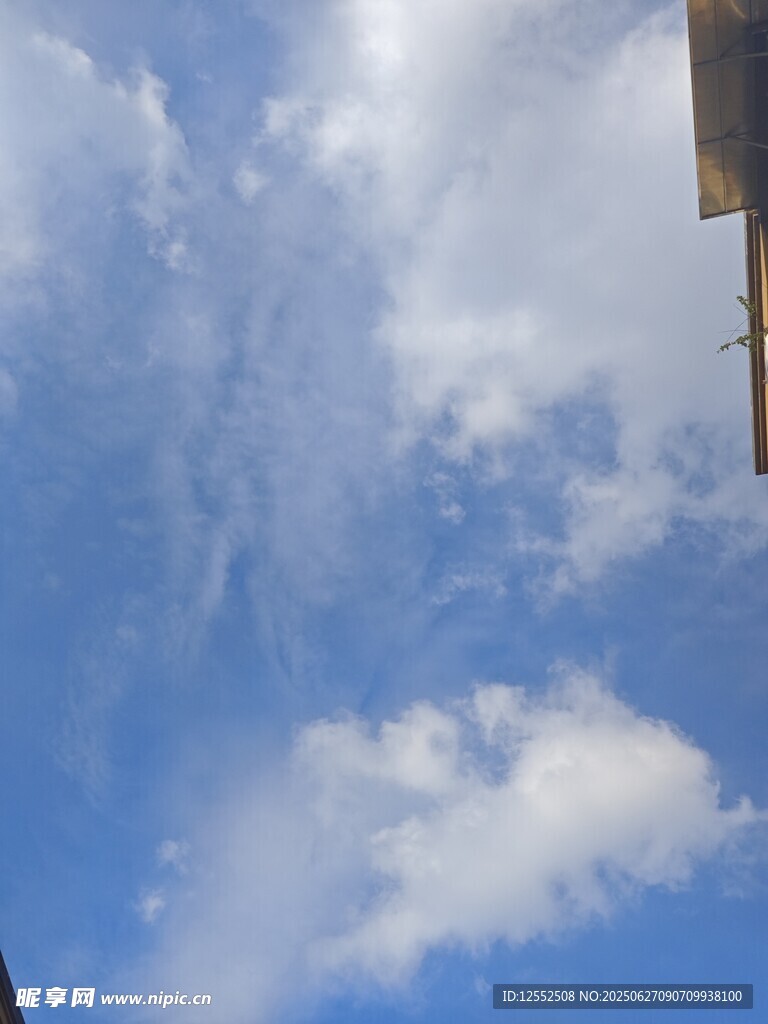 蓝天飘白云的美好景象