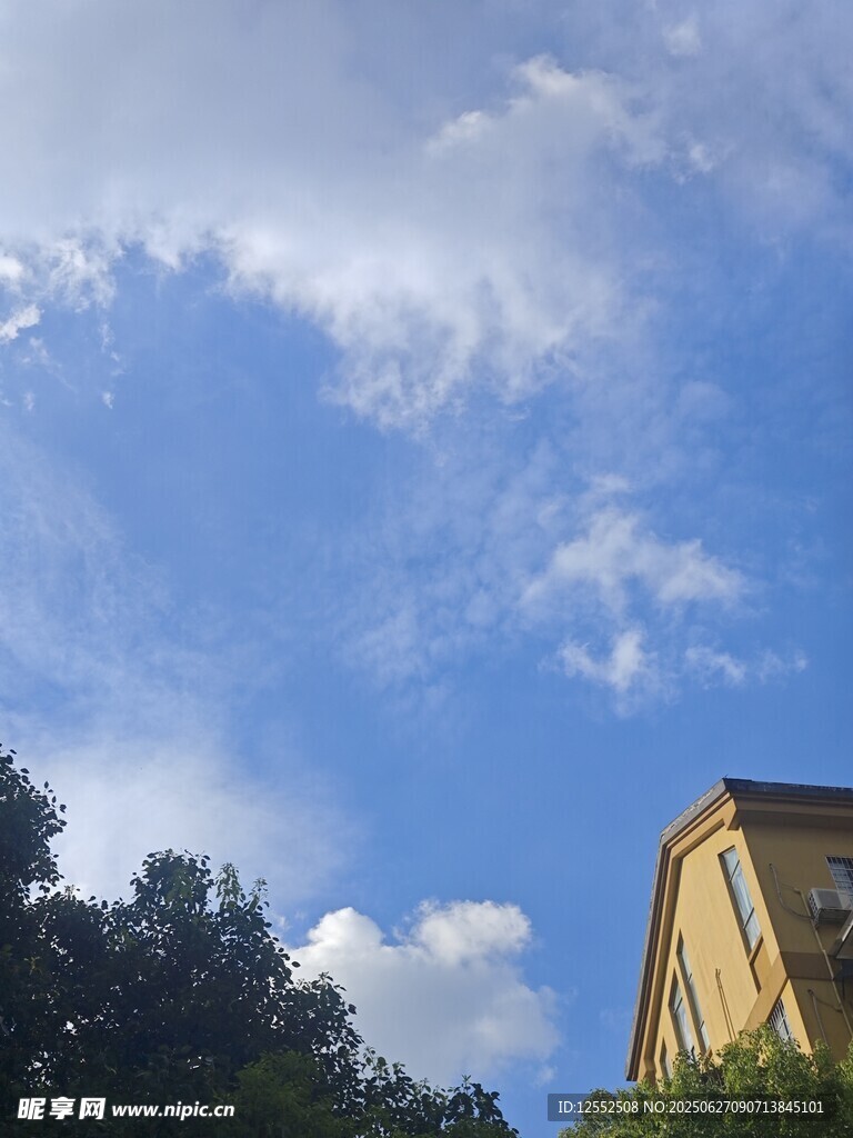 蓝天绿树旁的建筑