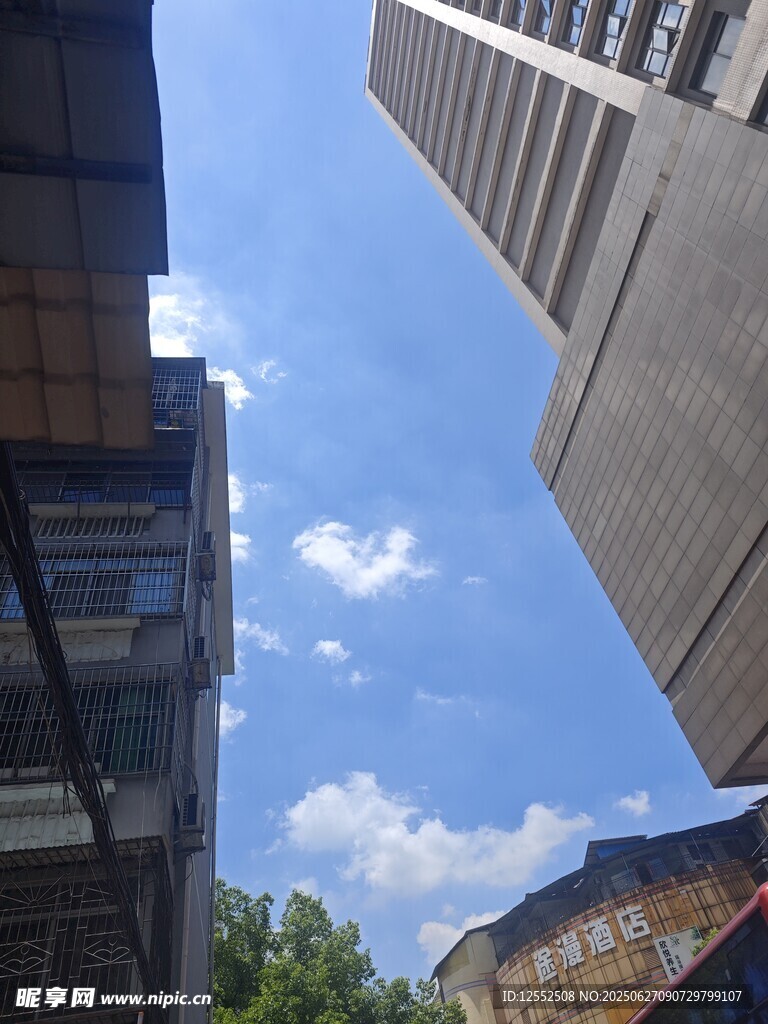 仰视城市高楼与蓝天