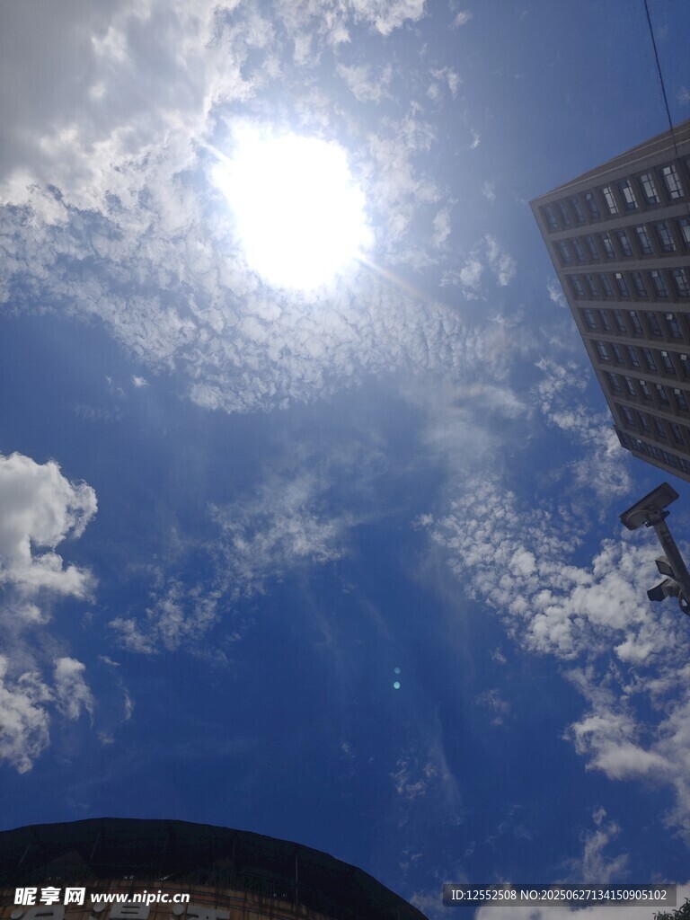 蓝天阳光与城市建筑