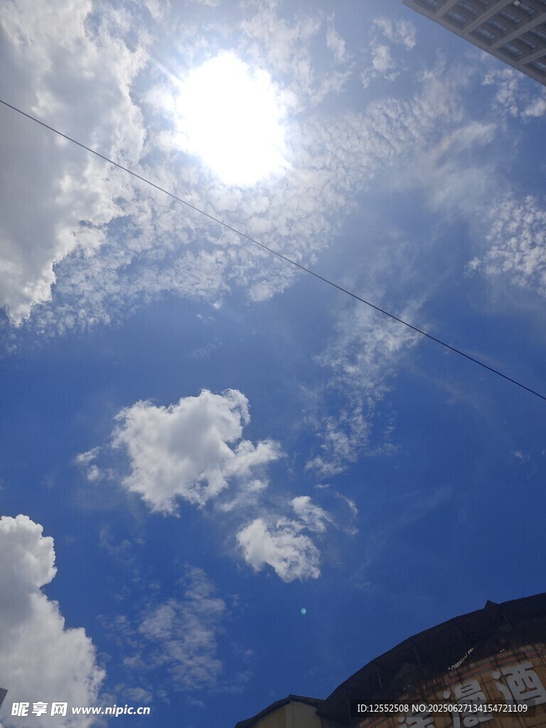 晴朗天空下的建筑与白云