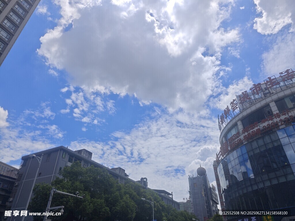 城市蓝天与建筑景观