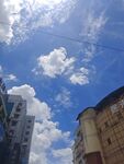 城市上空的蓝天白云
