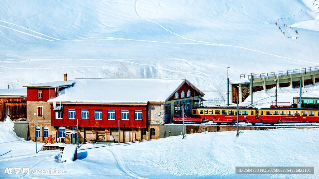 雪覆小镇中的多彩建筑