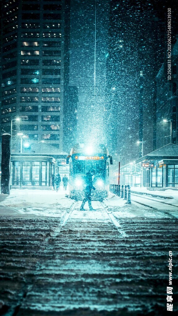 未来都市雨夜中的神秘景象