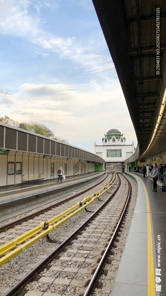 空旷站台与延伸铁轨