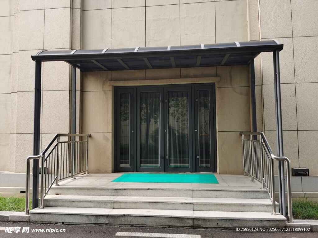 现代建筑入口处精致雨棚