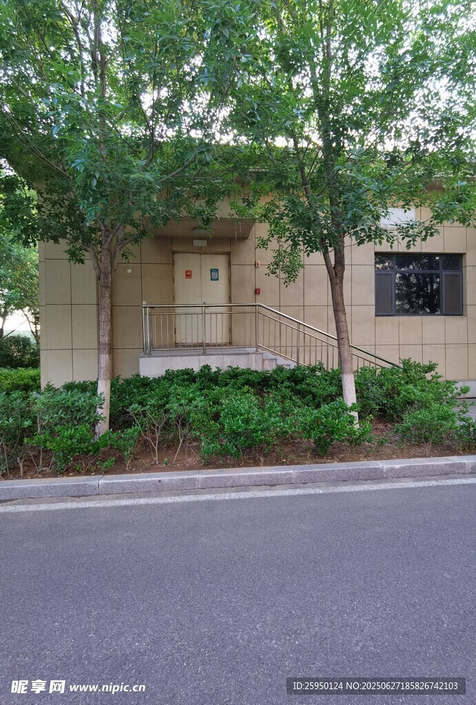 路边的温馨小屋