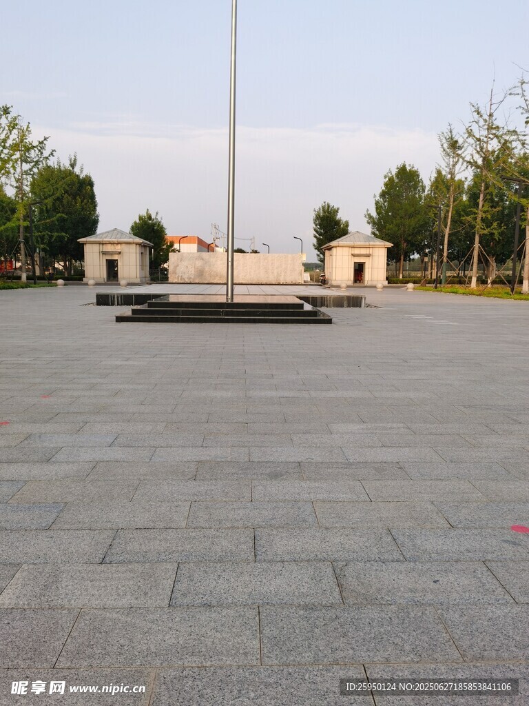 空旷广场与高耸旗杆