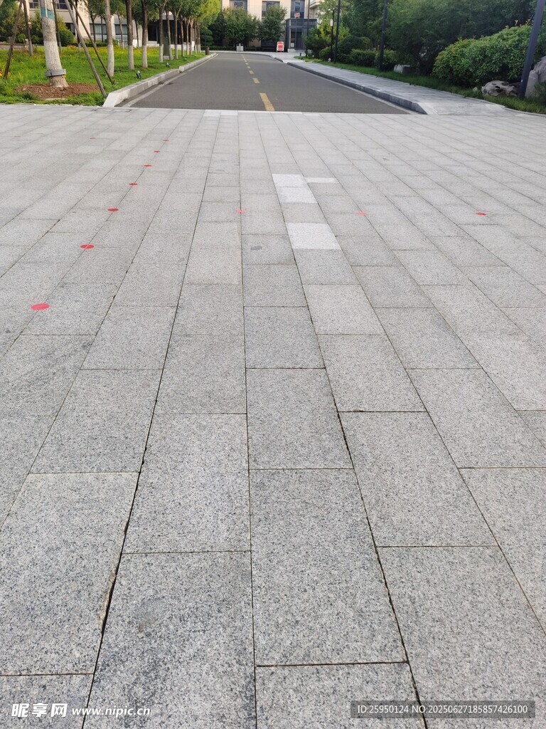 宽阔整洁的户外石板广场