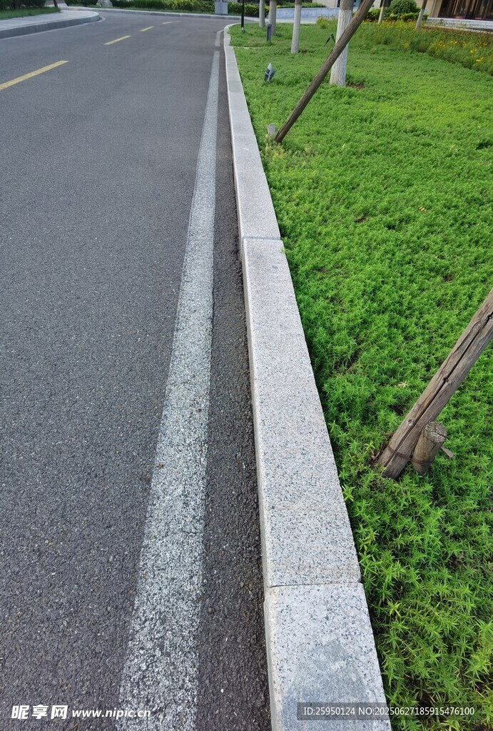 路边水泥护栏与绿色草地