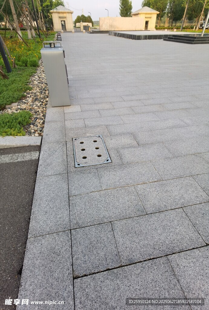 户外灰色石板铺就的路面