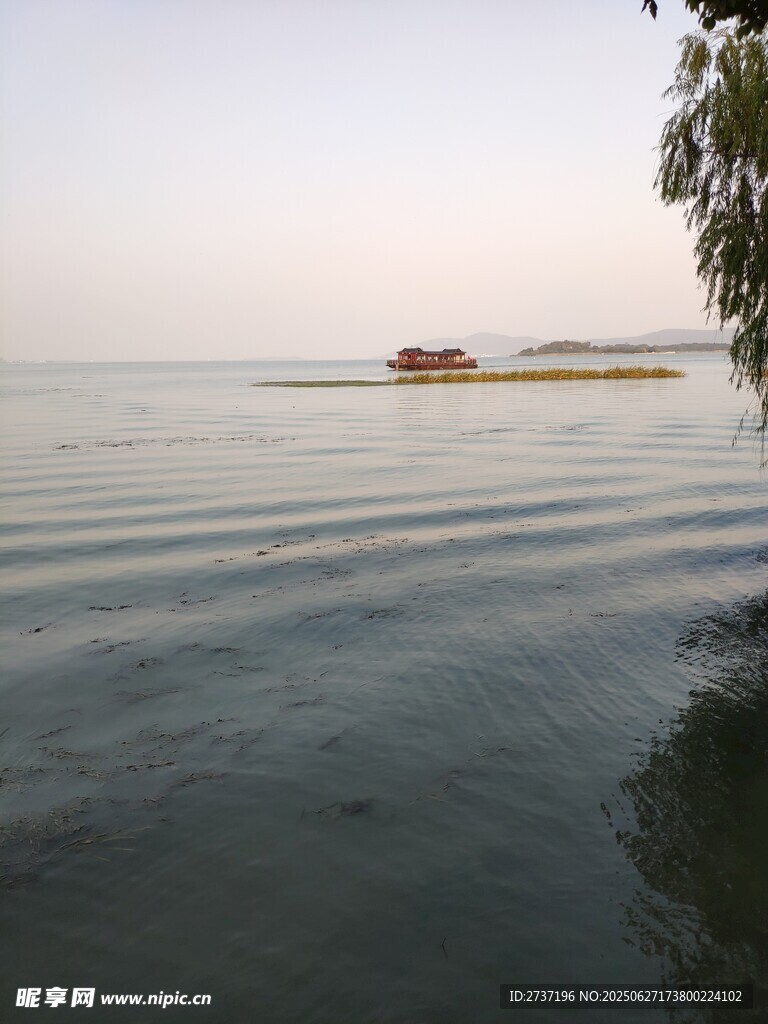 湖畔宁静风光