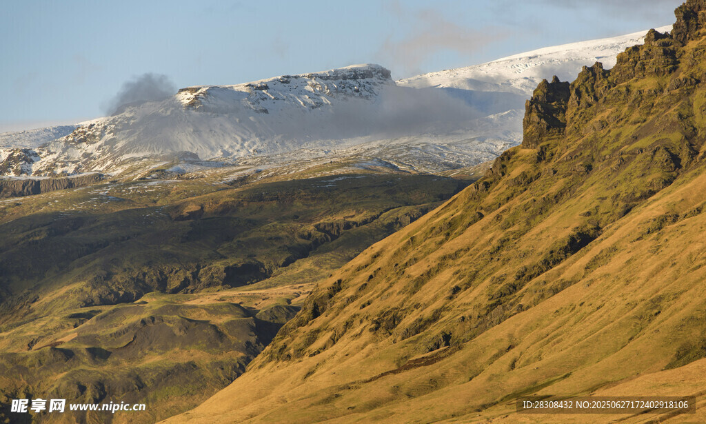 山间美景 远处雪山覆顶