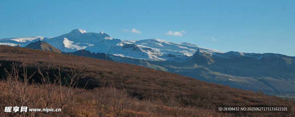 雪山下的广袤原野