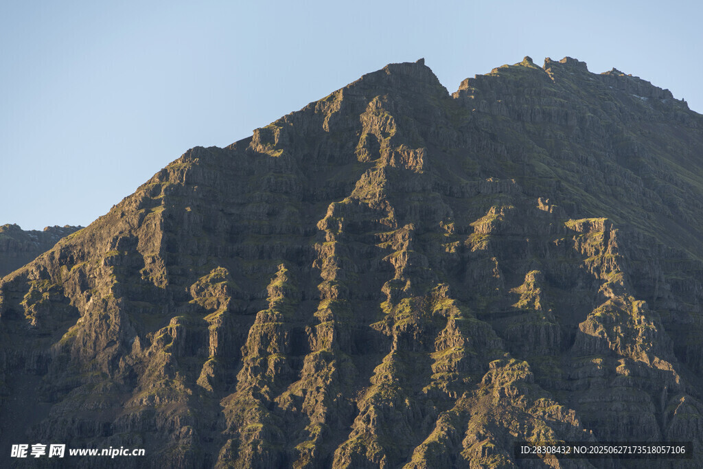 巍峨山峰壮丽景致