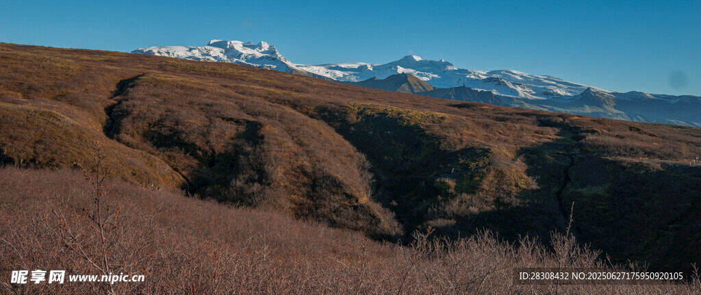 壮丽山野与远处雪山景观