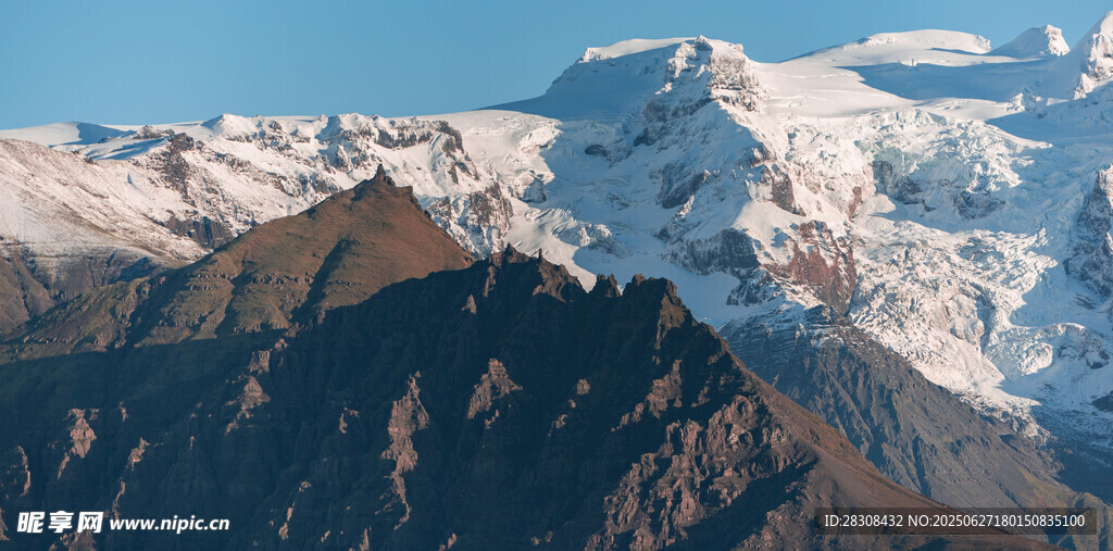 巍峨雪山壮丽景致