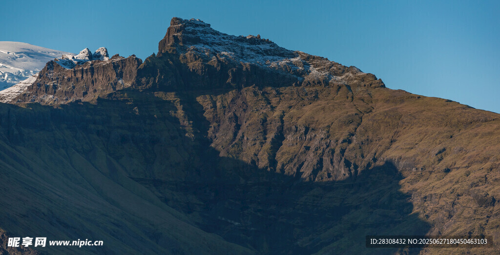 巍峨高山壮丽景致