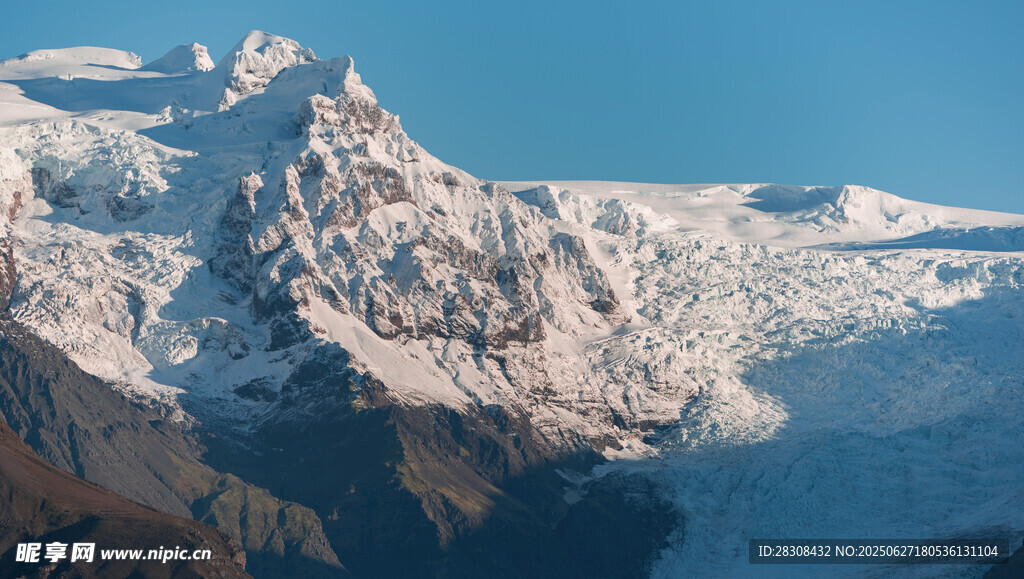 巍峨雪山壮丽景观