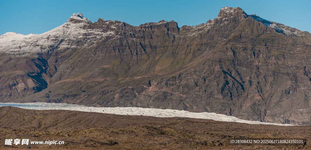 壮丽山景 雪覆峰巅