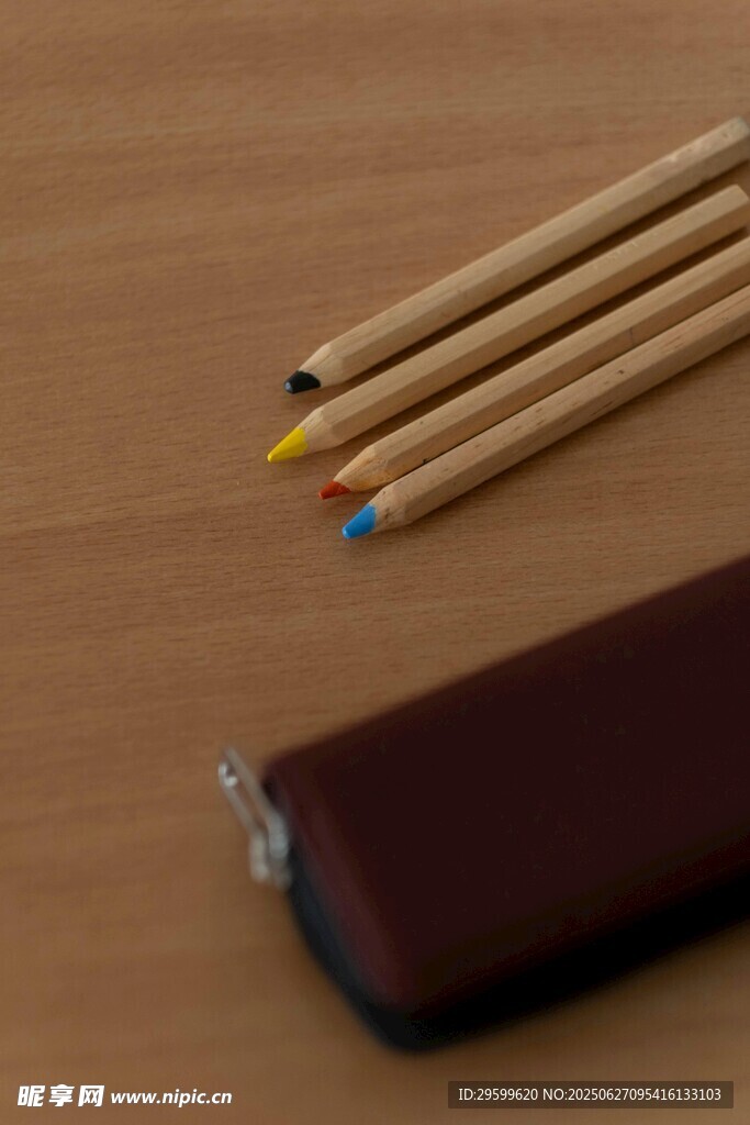 彩色铅笔与笔袋静物图