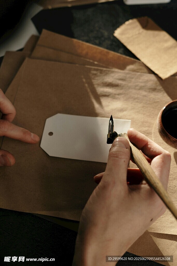 手工制作皮革吊牌过程