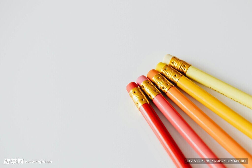 多彩铅笔整齐排列