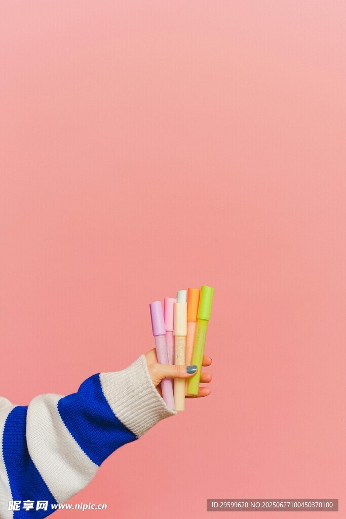 手持彩色画笔
