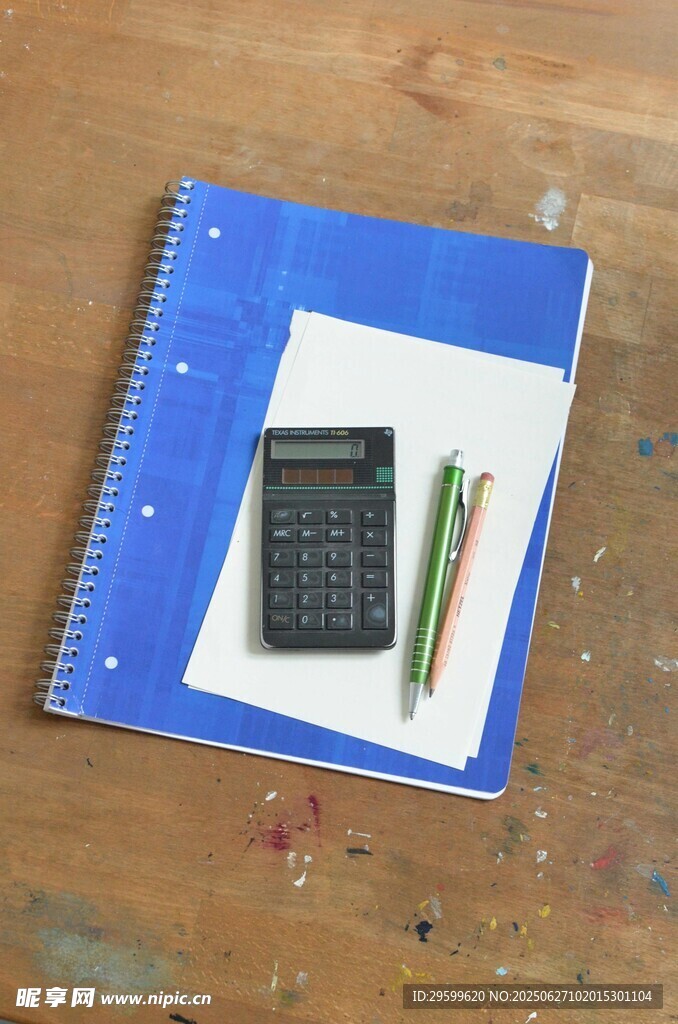 蓝色笔记本上的文具组合
