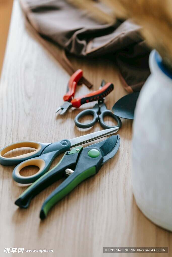 多样园艺工具摆放桌面