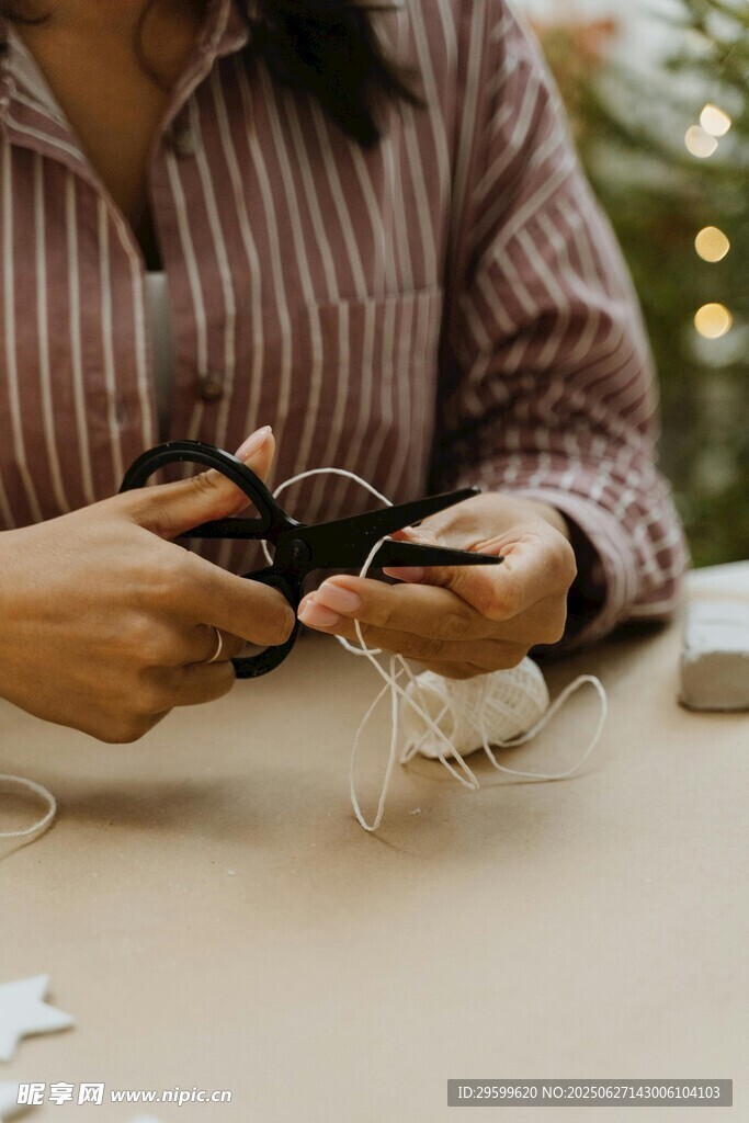 女子专注手工制作饰品