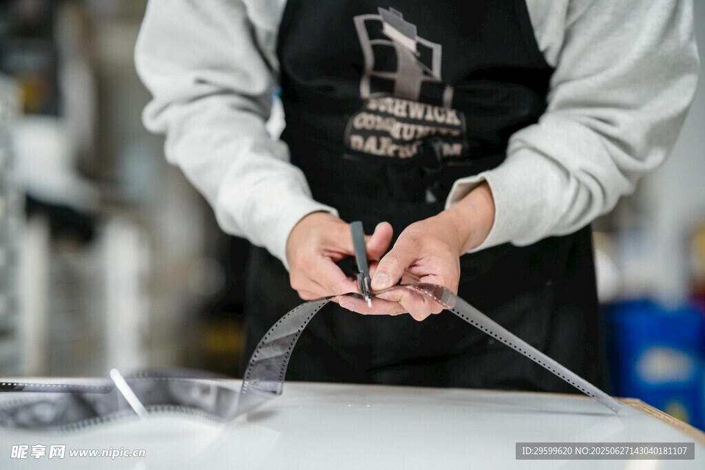工匠专注操作金属加工工具