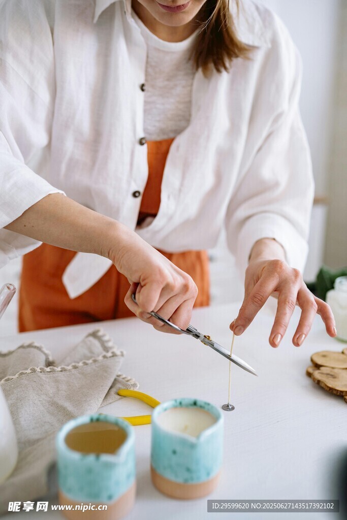 女子专注制作手工陶瓷杯