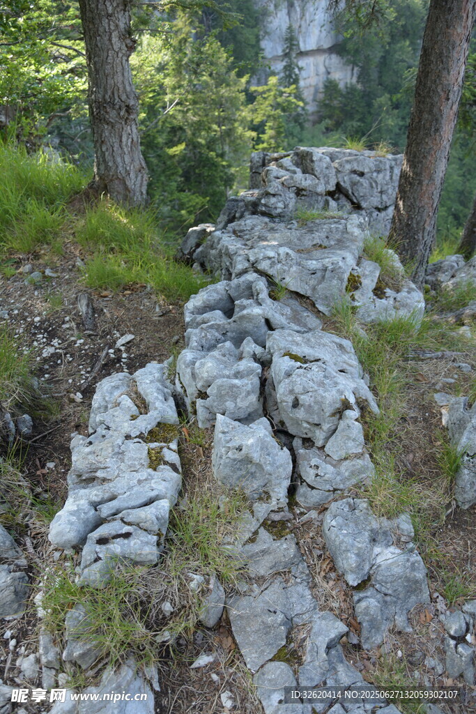 山间嶙峋怪石景观
