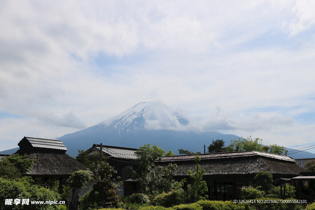 日本乡村与远处富士山景观