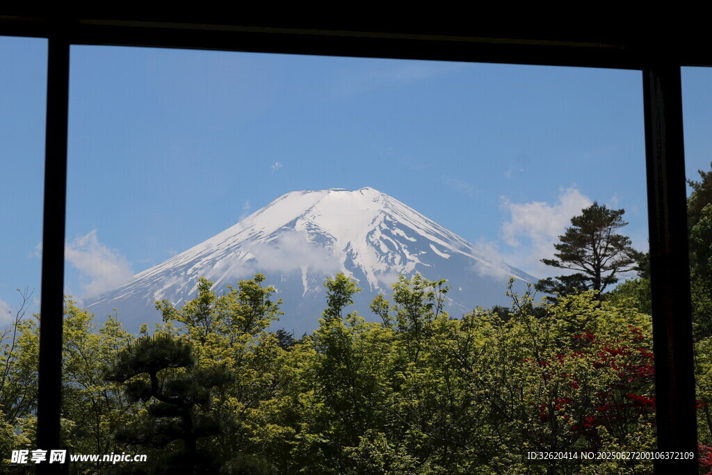 透过窗景看巍峨雪山