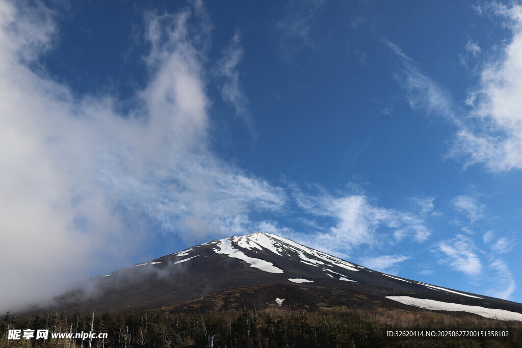 巍峨雪山映蓝天