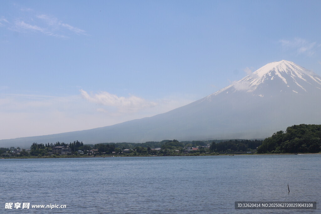 富士山下的宁静湖景