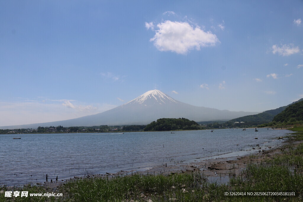 湖畔远眺富士山美景
