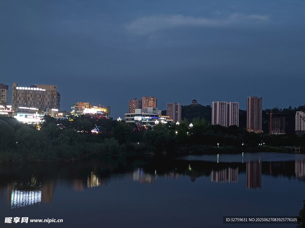 城市夜景湖畔倒影