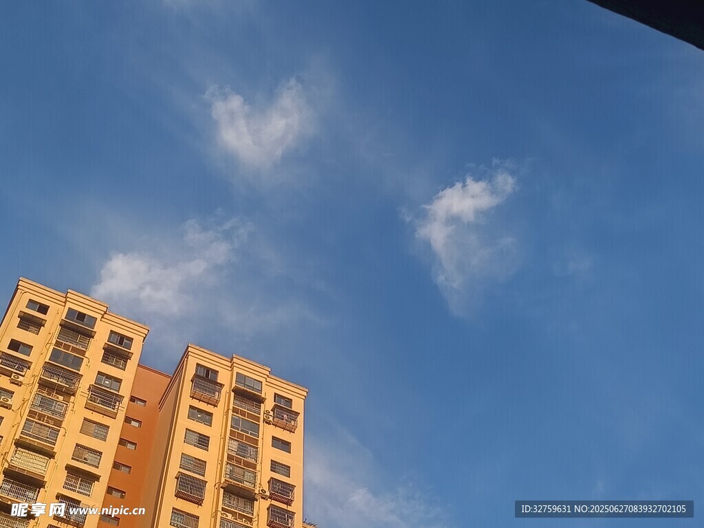 蓝天映衬下的高层住宅楼