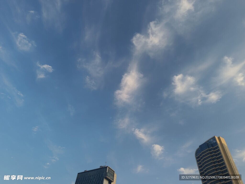 城市天际线与蓝天白云