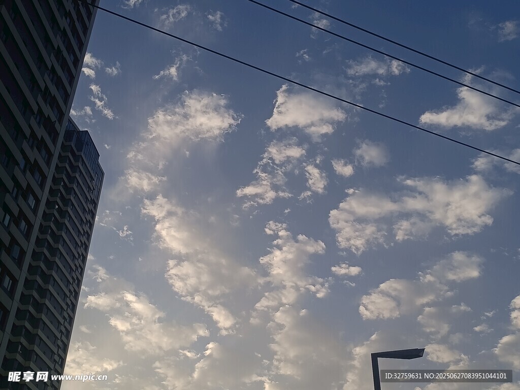 城市上空的云朵美景