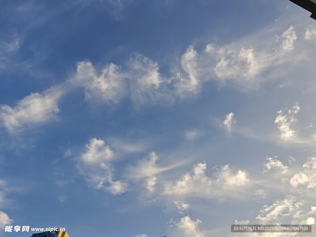 蓝天中的蓬松云朵