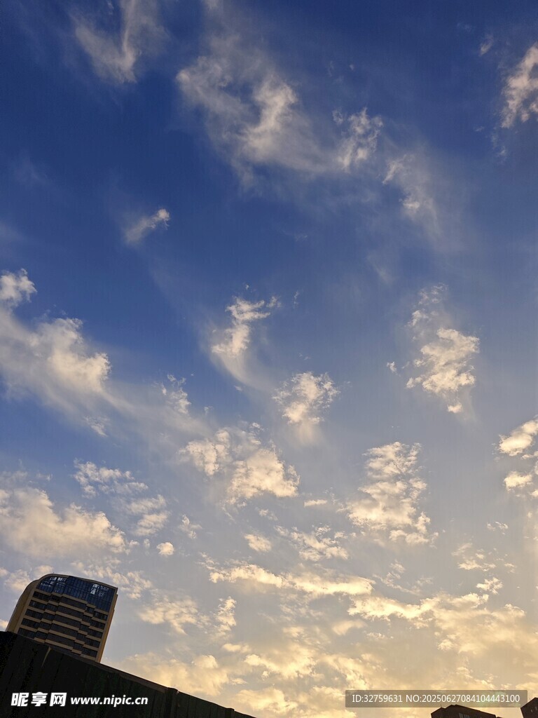 夕阳下的城市天空美景