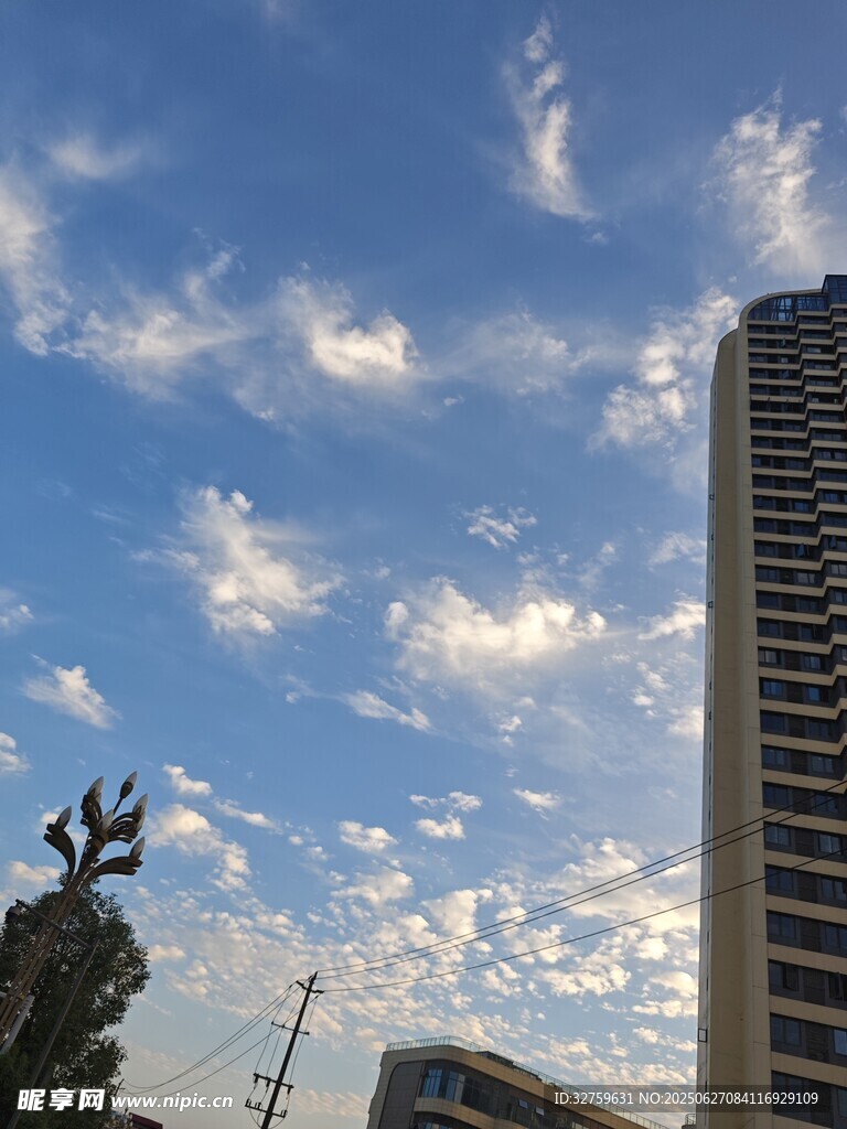 城市上空的蓝天白云景象