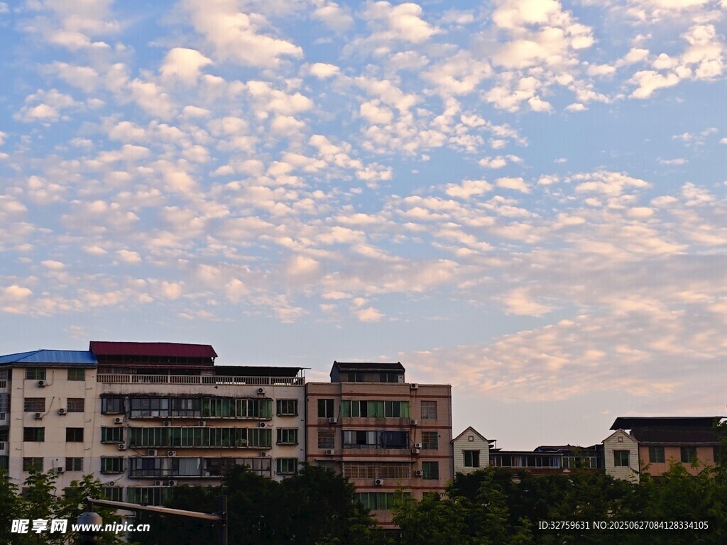 城市上空的绚丽云彩
